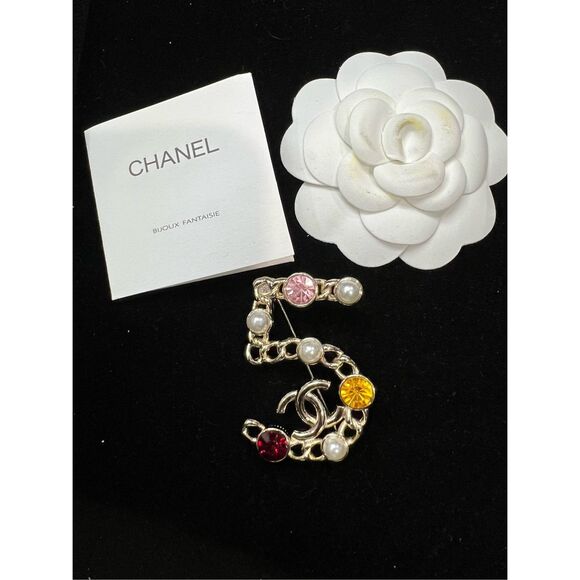 ⚡️EVERYTHING MUST GO⚡️Chanel no5 cc brooch pin pearls and multicolor stones - Picture 1 of 6